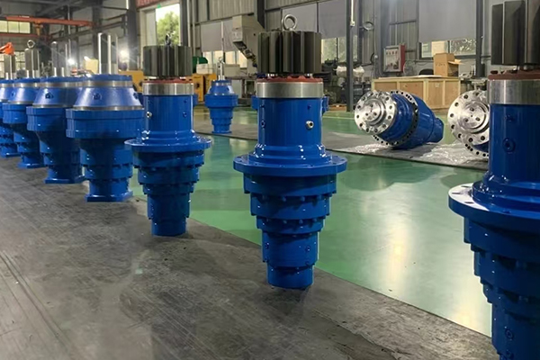 SGR 变速箱用于起重机和建筑起重机。